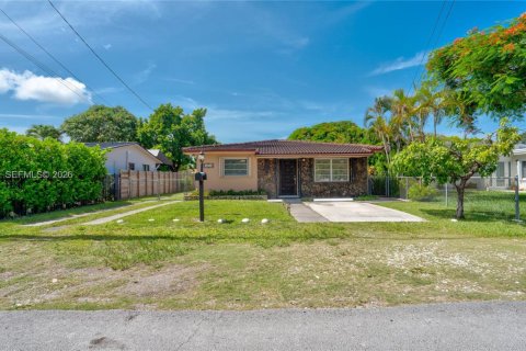 House in Miami, Florida 5 bedrooms, 181.07 sq.m. № 2262521 - photo 3