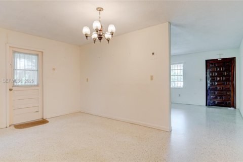 House in Miami, Florida 5 bedrooms, 181.07 sq.m. № 2262521 - photo 9