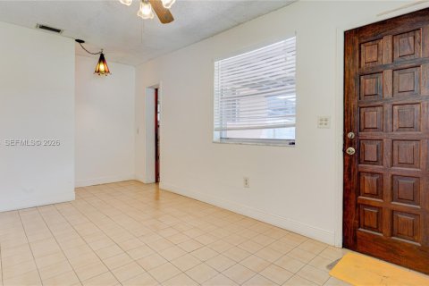 House in Miami, Florida 5 bedrooms, 181.07 sq.m. № 2262521 - photo 28