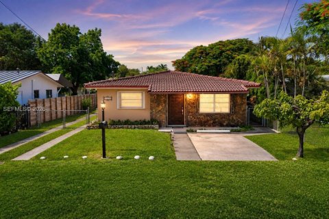 House in Miami, Florida 5 bedrooms, 181.07 sq.m. № 2262521