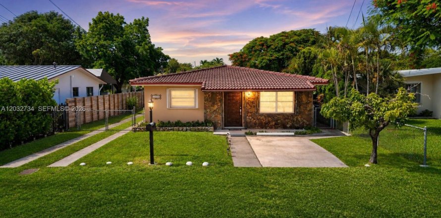 House in Miami, Florida 5 bedrooms, 181.07 sq.m. № 2262521