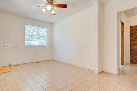 House in Miami, Florida 5 bedrooms, 181.07 sq.m. № 2262521 - photo 27