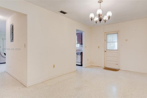 House in Miami, Florida 5 bedrooms, 181.07 sq.m. № 2262521 - photo 8