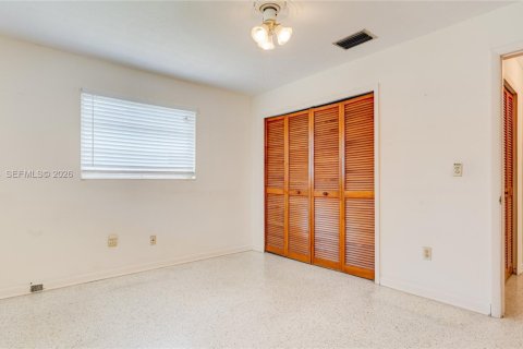 House in Miami, Florida 5 bedrooms, 181.07 sq.m. № 2262521 - photo 12