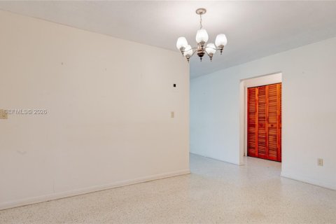 House in Miami, Florida 5 bedrooms, 181.07 sq.m. № 2262521 - photo 10