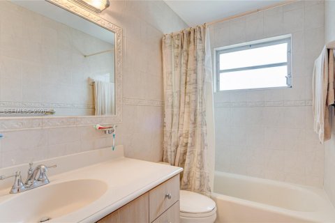House in Miami, Florida 5 bedrooms, 181.07 sq.m. № 2262521 - photo 13