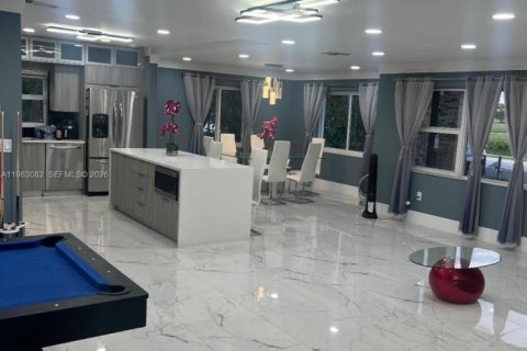 House in Hollywood, Florida 3 bedrooms, 258.36 sq.m. № 2050044 - photo 13