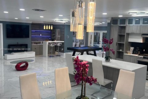 House in Hollywood, Florida 3 bedrooms, 258.36 sq.m. № 2050044 - photo 16