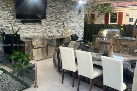 House in Hollywood, Florida 3 bedrooms, 258.36 sq.m. № 2050044 - photo 8