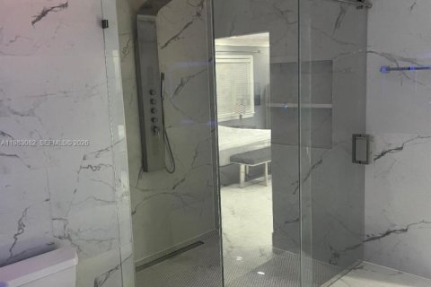 House in Hollywood, Florida 3 bedrooms, 258.36 sq.m. № 2050044 - photo 24