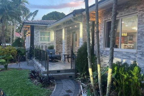 House in Hollywood, Florida 3 bedrooms, 258.36 sq.m. № 2050044 - photo 6