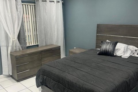 House in Hollywood, Florida 3 bedrooms, 258.36 sq.m. № 2050044 - photo 27