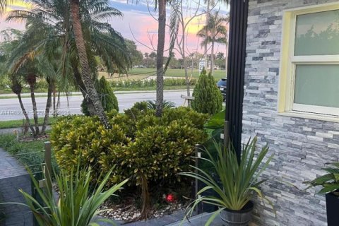 House in Hollywood, Florida 3 bedrooms, 258.36 sq.m. № 2050044 - photo 3