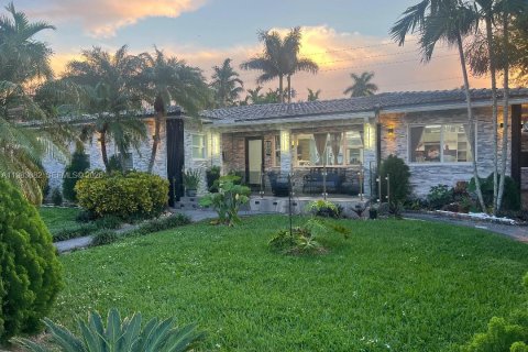 House in Hollywood, Florida 3 bedrooms, 258.36 sq.m. № 2050044