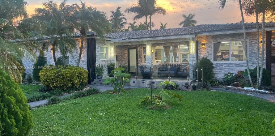 House in Hollywood, Florida 3 bedrooms, 258.36 sq.m. № 2050044