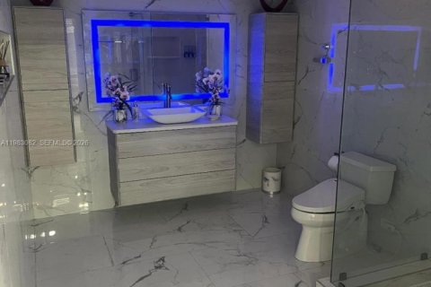 House in Hollywood, Florida 3 bedrooms, 258.36 sq.m. № 2050044 - photo 22