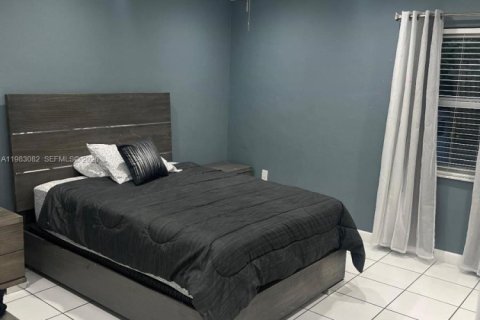 House in Hollywood, Florida 3 bedrooms, 258.36 sq.m. № 2050044 - photo 26