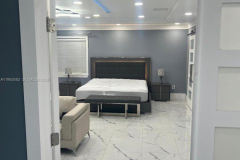 House in Hollywood, Florida 3 bedrooms, 258.36 sq.m. № 2050044 - photo 17