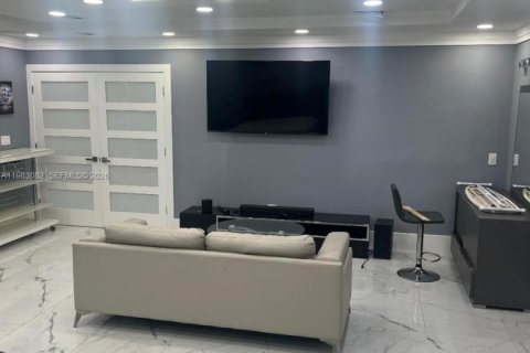 House in Hollywood, Florida 3 bedrooms, 258.36 sq.m. № 2050044 - photo 19