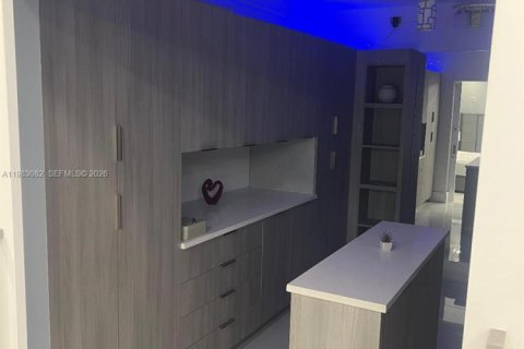 House in Hollywood, Florida 3 bedrooms, 258.36 sq.m. № 2050044 - photo 20