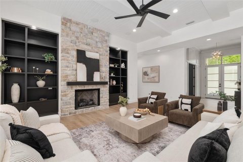House in Gainesville, Florida 4 bedrooms, 346.99 sq.m. № 2212064 - photo 12