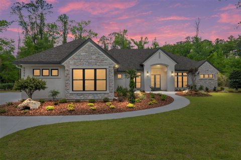 House in Gainesville, Florida 4 bedrooms, 346.99 sq.m. № 2212064