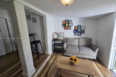 Снять в аренду виллу или дом в Майами, Флорида 1 спальня, 46.45м2, № 1696937 - фото 4