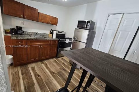 Снять в аренду виллу или дом в Майами, Флорида 1 спальня, 46.45м2, № 1696937 - фото 2