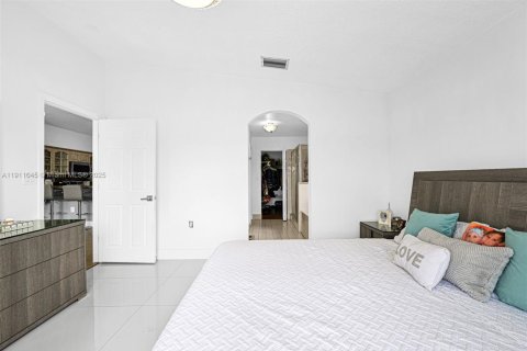 House in Miami, Florida 4 bedrooms, 150.13 sq.m. № 2013417 - photo 27