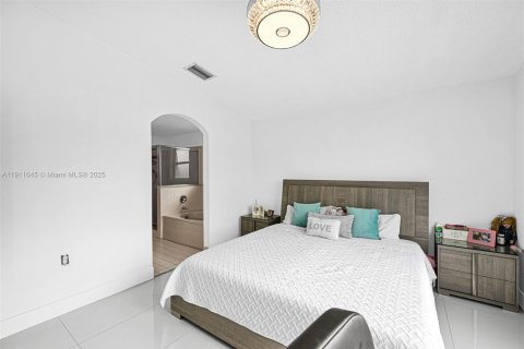 House in Miami, Florida 4 bedrooms, 150.13 sq.m. № 2013417 - photo 26