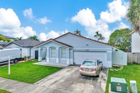 House in Miami, Florida 4 bedrooms, 150.13 sq.m. № 2013417 - photo 2