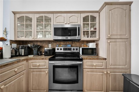 House in Miami, Florida 4 bedrooms, 150.13 sq.m. № 2013417 - photo 14