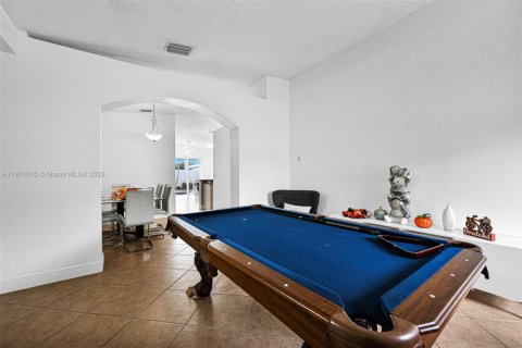 House in Miami, Florida 4 bedrooms, 150.13 sq.m. № 2013417 - photo 4