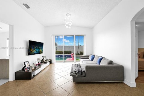 House in Miami, Florida 4 bedrooms, 150.13 sq.m. № 2013417 - photo 8