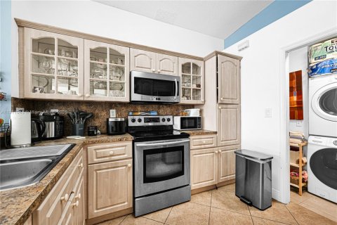 House in Miami, Florida 4 bedrooms, 150.13 sq.m. № 2013417 - photo 13