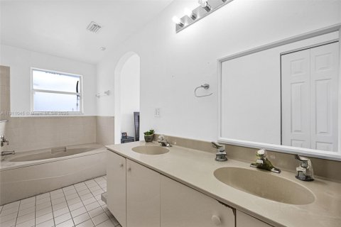 House in Miami, Florida 4 bedrooms, 150.13 sq.m. № 2013417 - photo 28