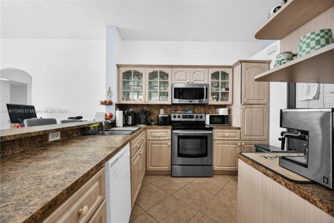 House in Miami, Florida 4 bedrooms, 150.13 sq.m. № 2013417 - photo 16