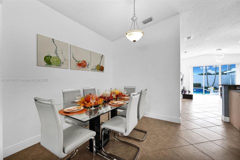 House in Miami, Florida 4 bedrooms, 150.13 sq.m. № 2013417 - photo 5