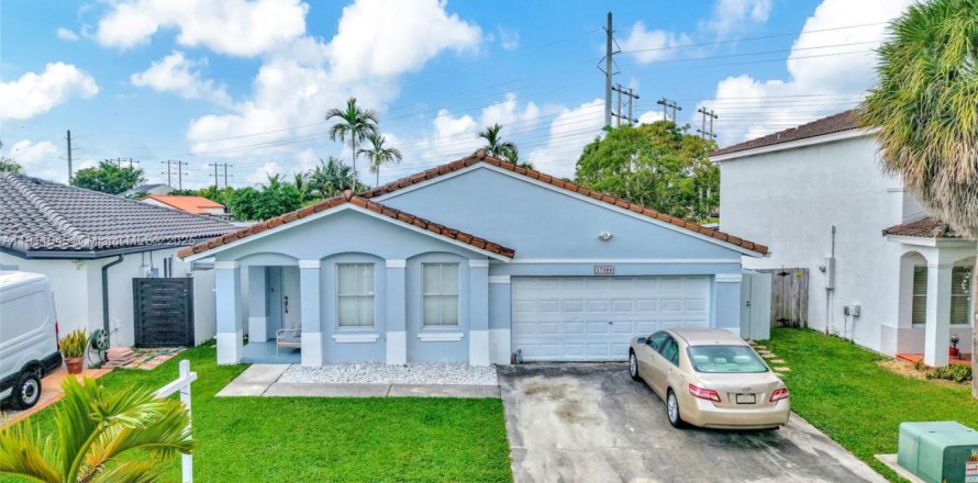 House in Miami, Florida 4 bedrooms, 150.13 sq.m. № 2013417