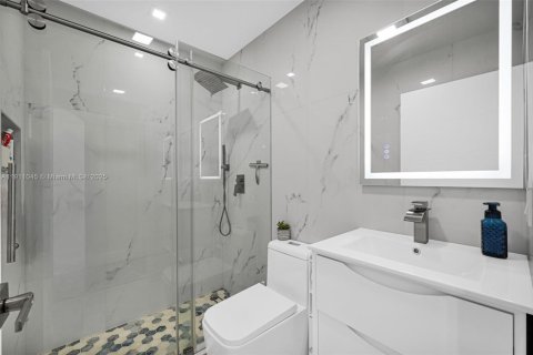 House in Miami, Florida 4 bedrooms, 150.13 sq.m. № 2013417 - photo 21