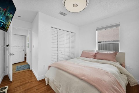 House in Miami, Florida 4 bedrooms, 150.13 sq.m. № 2013417 - photo 22