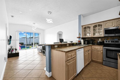 House in Miami, Florida 4 bedrooms, 150.13 sq.m. № 2013417 - photo 12