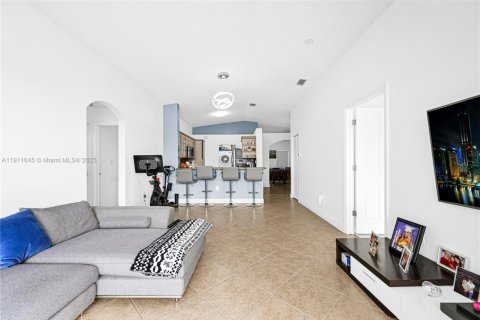 House in Miami, Florida 4 bedrooms, 150.13 sq.m. № 2013417 - photo 9