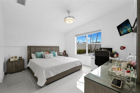 House in Miami, Florida 4 bedrooms, 150.13 sq.m. № 2013417 - photo 25