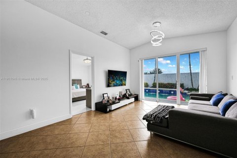 House in Miami, Florida 4 bedrooms, 150.13 sq.m. № 2013417 - photo 7