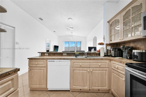 House in Miami, Florida 4 bedrooms, 150.13 sq.m. № 2013417 - photo 15