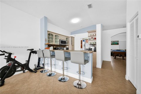 House in Miami, Florida 4 bedrooms, 150.13 sq.m. № 2013417 - photo 11