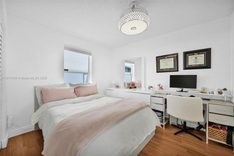 House in Miami, Florida 4 bedrooms, 150.13 sq.m. № 2013417 - photo 23