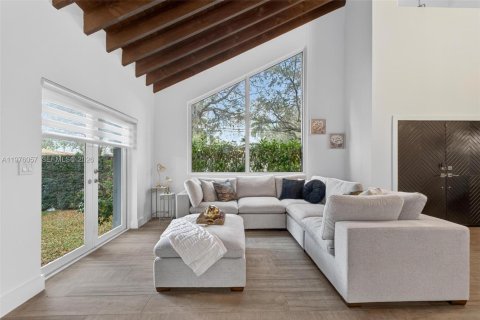 House in Coral Gables, Florida 3 bedrooms, 197.42 sq.m. № 2040673 - photo 19