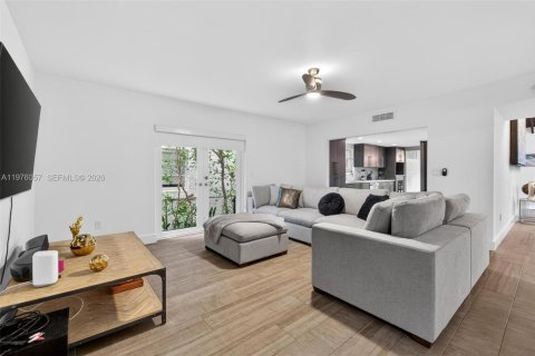 House in Coral Gables, Florida 3 bedrooms, 197.42 sq.m. № 2040673 - photo 25